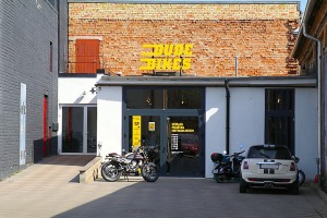 Travelnews.lv apmeklē pilsētas motociklu tirgotavu «Dude Bikes» Rīgā 13