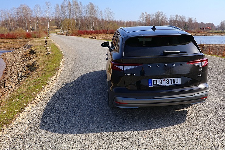 Travelnews.lv ar elektrisko «Škoda Enyaq iV 80» apmeklē Likteņdārzu Kokneses novadā 300176