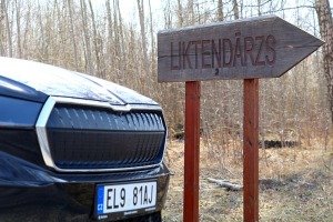 Travelnews.lv ar elektrisko «Škoda Enyaq iV 80» apmeklē Likteņdārzu Kokneses novadā 2