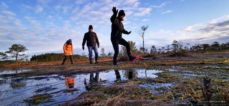 Advaitaadventures.lv: Piedzīvo saullēktu purva gājienā ar purva kurpēm 300312