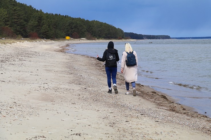 Travelnews.lv dodas 20 km pārgājienā gar Rīgas līča krastu Engures pusē 300900