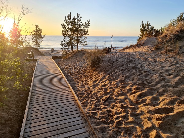 Travelnews.lv pirmo reizi apmeklē Gaujas ietekas labo krastu un Rīgas jūras līča pludmali saulrietā 301290
