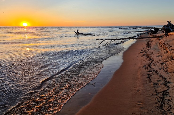 Travelnews.lv pirmo reizi apmeklē Gaujas ietekas labo krastu un Rīgas jūras līča pludmali saulrietā 301311