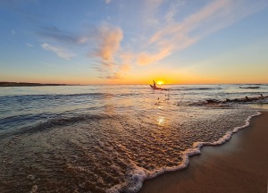 Travelnews.lv pirmo reizi apmeklē Gaujas ietekas labo krastu un Rīgas jūras līča pludmali saulrietā 24
