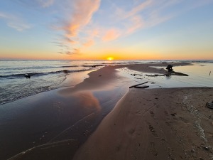 Travelnews.lv pirmo reizi apmeklē Gaujas ietekas labo krastu un Rīgas jūras līča pludmali saulrietā 26