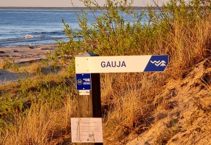 Travelnews.lv pirmo reizi apmeklē Gaujas ietekas labo krastu un Rīgas jūras līča pludmali saulrietā 4