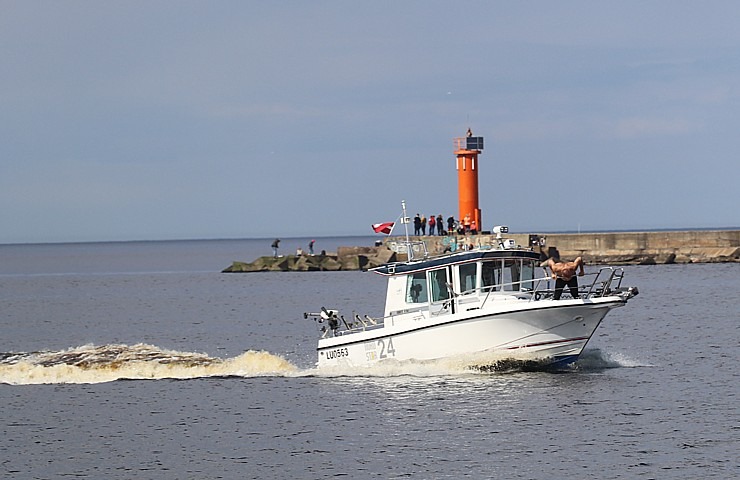 Travelnews.lv apmeklē Rietumu molu, Daugavgrīvas bāku un piedzīvo reņģu ķeršanu 301405