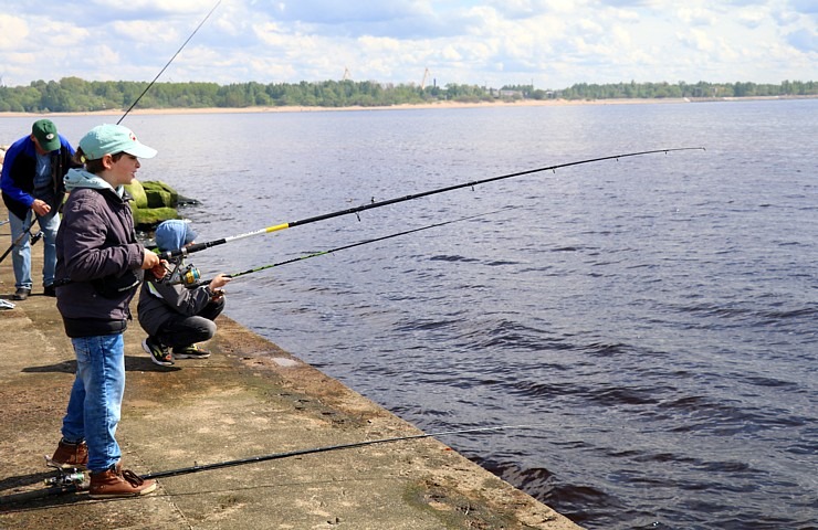 Travelnews.lv apmeklē Rietumu molu, Daugavgrīvas bāku un piedzīvo reņģu ķeršanu 301396