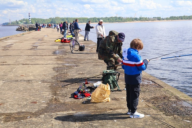 Travelnews.lv apmeklē Rietumu molu, Daugavgrīvas bāku un piedzīvo reņģu ķeršanu 301402