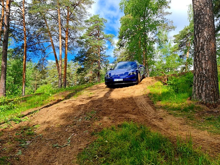 Travelnews.lv ar elektrisko «Porsche Taycan Cross Turismo» dodas Biķernieku sporta trasē un meža bezceļos 301514