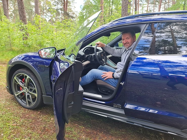 Travelnews.lv ar elektrisko «Porsche Taycan Cross Turismo» dodas Biķernieku sporta trasē un meža bezceļos 301515