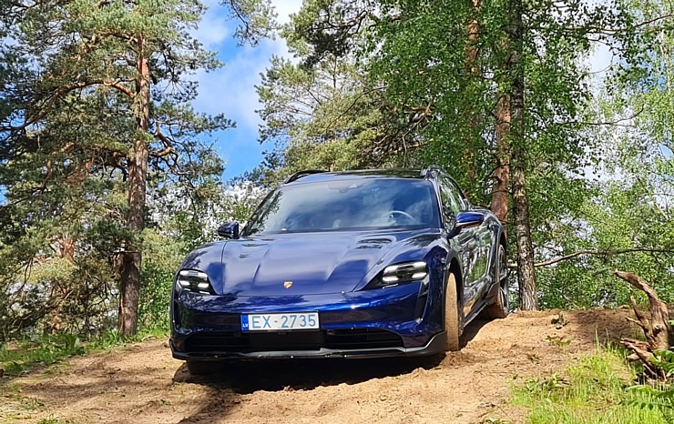 Travelnews.lv ar elektrisko «Porsche Taycan Cross Turismo» dodas Biķernieku sporta trasē un meža bezceļos 301518