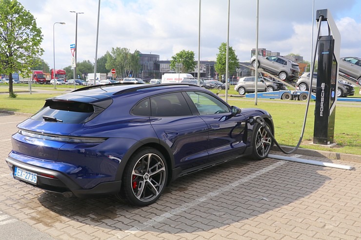 Travelnews.lv ar elektrisko «Porsche Taycan Cross Turismo» dodas Biķernieku sporta trasē un meža bezceļos 301520