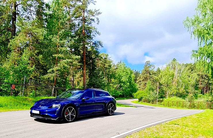 Travelnews.lv ar elektrisko «Porsche Taycan Cross Turismo» dodas Biķernieku sporta trasē un meža bezceļos 301506