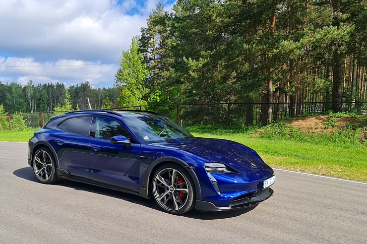 Travelnews.lv ar elektrisko «Porsche Taycan Cross Turismo» dodas Biķernieku sporta trasē un meža bezceļos 301507