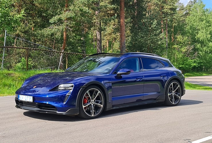 Travelnews.lv ar elektrisko «Porsche Taycan Cross Turismo» dodas Biķernieku sporta trasē un meža bezceļos 301509