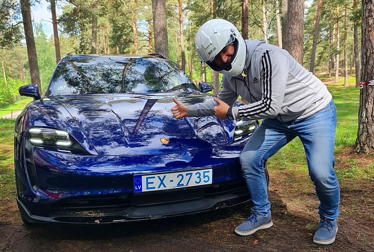 Travelnews.lv ar elektrisko «Porsche Taycan Cross Turismo» dodas Biķernieku sporta trasē un meža bezceļos 301510