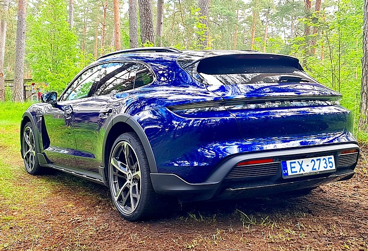 Travelnews.lv ar elektrisko «Porsche Taycan Cross Turismo» dodas Biķernieku sporta trasē un meža bezceļos 301511