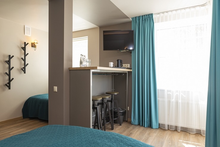 Jūrmalā viesi tiek laipni aicināti palikt jaunās un renovētās istabiņās viesnīcā «kurshi hotel&spa» 302142