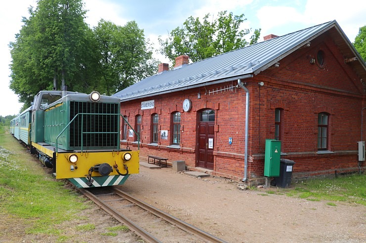 Travelnews.lv Stāmerienas dzelzceļa stacijā sagaida bānīti Gulbene-Alūksne 302375