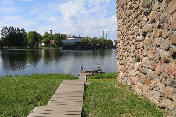 Travelnews.lv ar velorīku izbrauc Pilssalu Alūksnes ezerā, kur atrodas Marienburgas cietokšņa drupas 302485