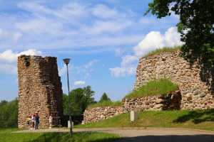 Travelnews.lv ar velorīku izbrauc Pilssalu Alūksnes ezerā, kur atrodas Marienburgas cietokšņa drupas 25