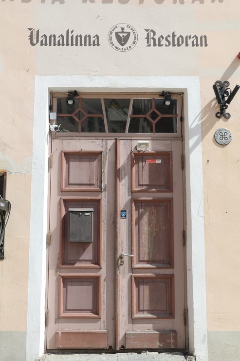 Travelnews.lv apciemo Tallinu un izveido vairāk nekā 50 vecpilsētas durvju kolekciju 302568
