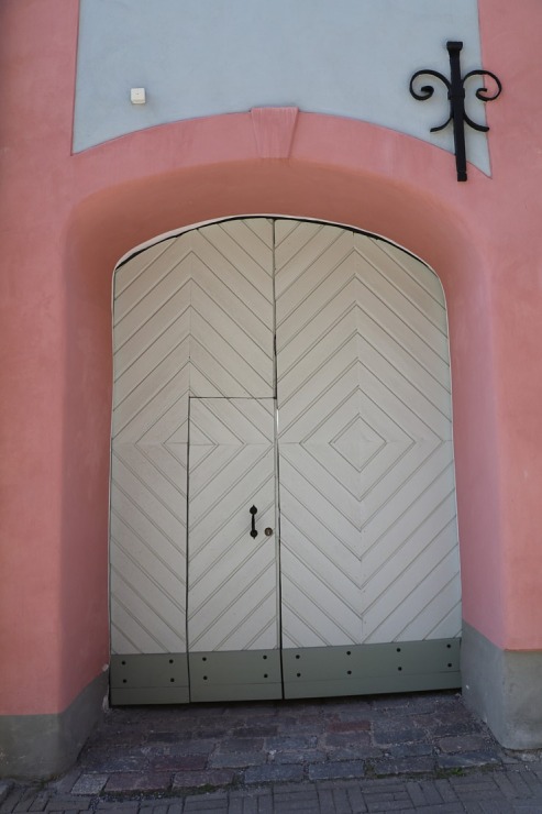 Travelnews.lv apciemo Tallinu un izveido vairāk nekā 50 vecpilsētas durvju kolekciju 302582