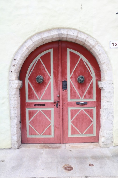 Travelnews.lv apciemo Tallinu un izveido vairāk nekā 50 vecpilsētas durvju kolekciju 302596