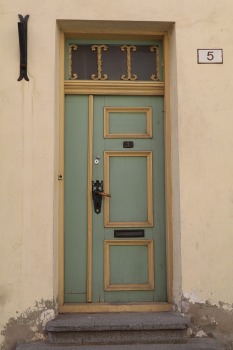Travelnews.lv apciemo Tallinu un izveido vairāk nekā 50 vecpilsētas durvju kolekciju 15
