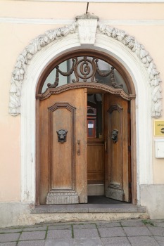 Travelnews.lv apciemo Tallinu un izveido vairāk nekā 50 vecpilsētas durvju kolekciju 24