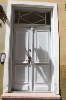 Travelnews.lv apciemo Tallinu un izveido vairāk nekā 50 vecpilsētas durvju kolekciju 47