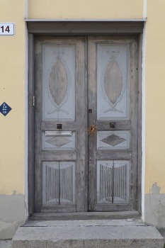 Travelnews.lv apciemo Tallinu un izveido vairāk nekā 50 vecpilsētas durvju kolekciju 50