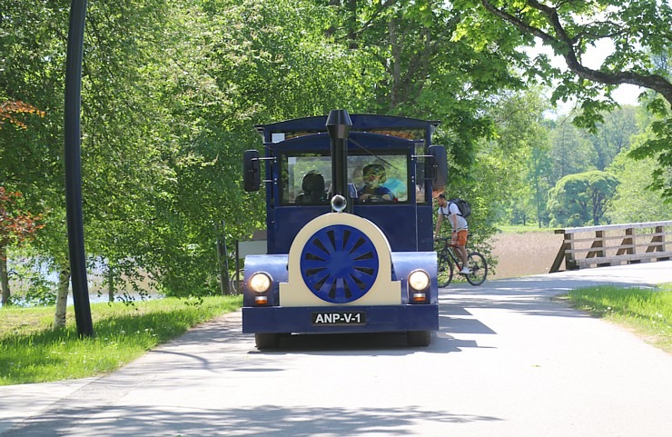 Travelnews.lv ar ekskursiju vilcieniņu «Severīns» apceļo Alūksni 303385