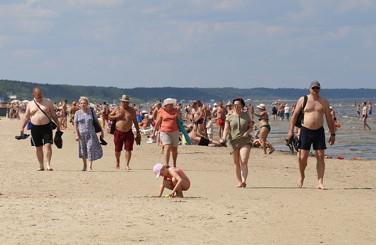 Jūrmalas pludmalē lielā skaistā atpūšas ģimenes ar bērniem 303479