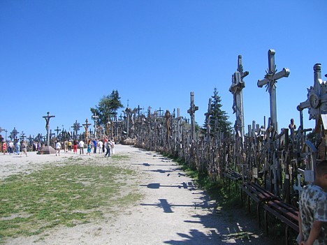 Katru gadu pēdējā jūlija nedēļas nogalē Krusta kalnā ierodas ticīgie uz kopīgām lūgšanām 16348