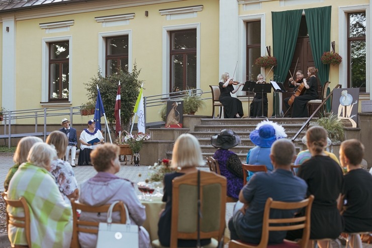 Dienvidkurzemes festivāla “Rimbenieks” vasarīgos koncertus bauda Vecpilī un Aizputē 304364