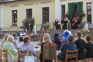 Dienvidkurzemes festivāla “Rimbenieks” vasarīgos koncertus bauda Vecpilī un Aizputē 15