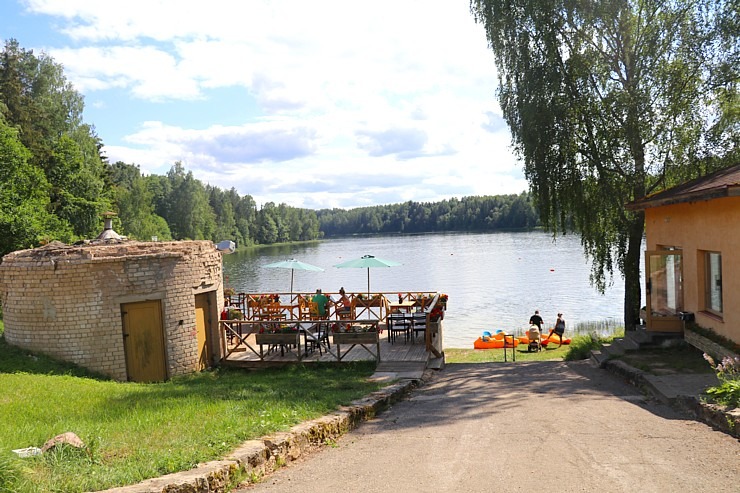 Travelnews.lv izbauda kafejnīcas burvību Baltijas dziļākā ezera krastā - Sauliskolna Dreidzs 304624