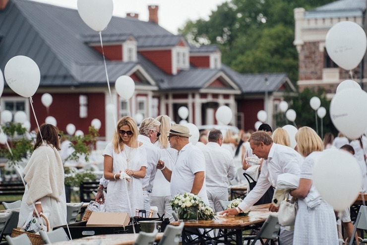 Baltais pikniks šovasar aizvadīts Siguldas pils parkā 304815