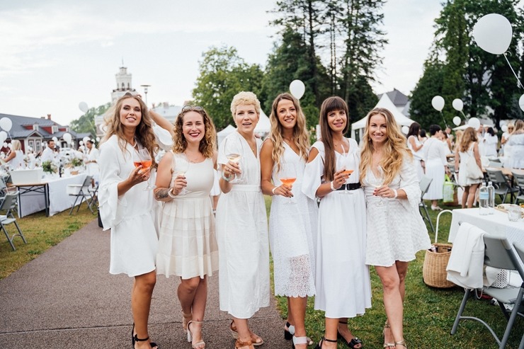 Baltais pikniks šovasar aizvadīts Siguldas pils parkā 304816