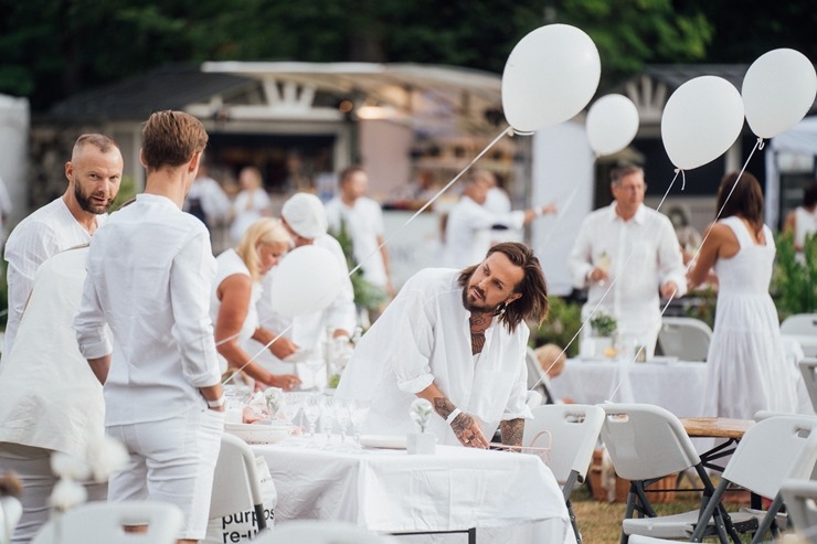 Baltais pikniks šovasar aizvadīts Siguldas pils parkā 304820