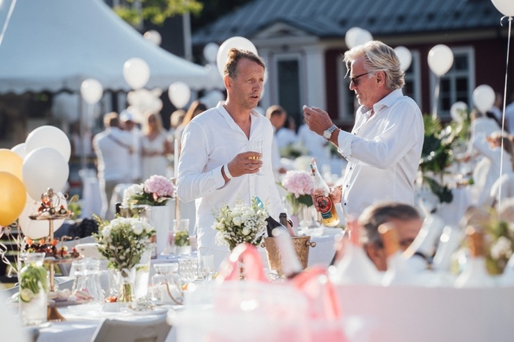 Baltais pikniks šovasar aizvadīts Siguldas pils parkā 304825