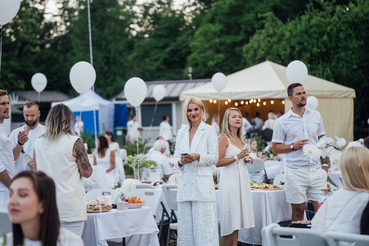 Baltais pikniks šovasar aizvadīts Siguldas pils parkā 304828