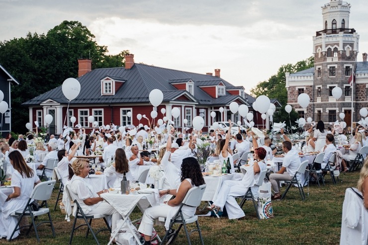 Baltais pikniks šovasar aizvadīts Siguldas pils parkā 304830