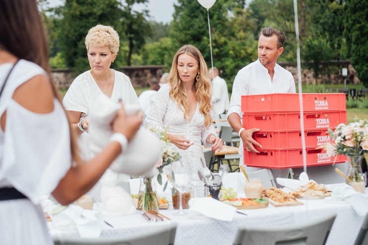 Baltais pikniks šovasar aizvadīts Siguldas pils parkā 304808