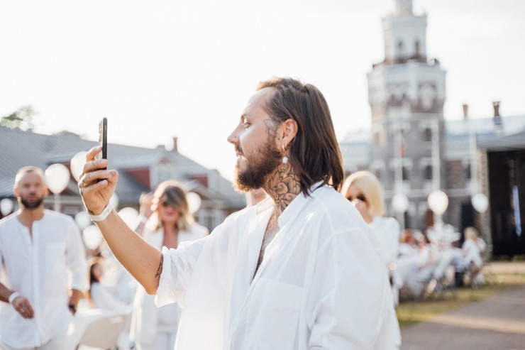 Baltais pikniks šovasar aizvadīts Siguldas pils parkā 304837