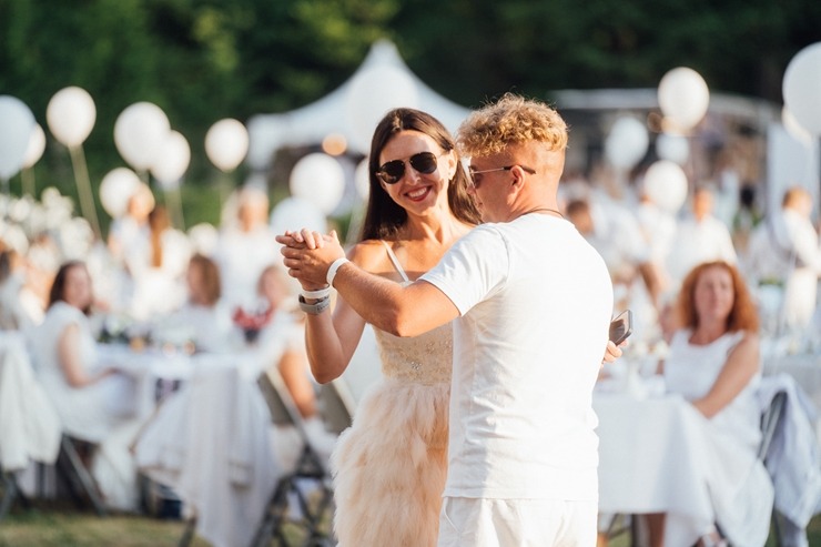 Baltais pikniks šovasar aizvadīts Siguldas pils parkā 304840