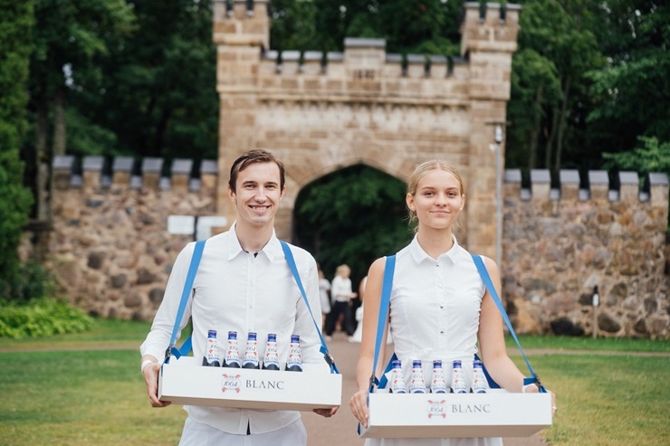 Baltais pikniks šovasar aizvadīts Siguldas pils parkā 304809