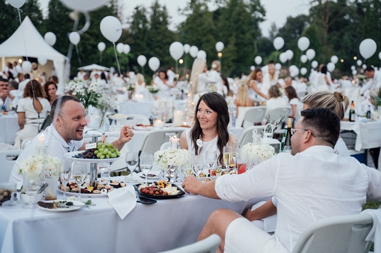 Baltais pikniks šovasar aizvadīts Siguldas pils parkā 304845